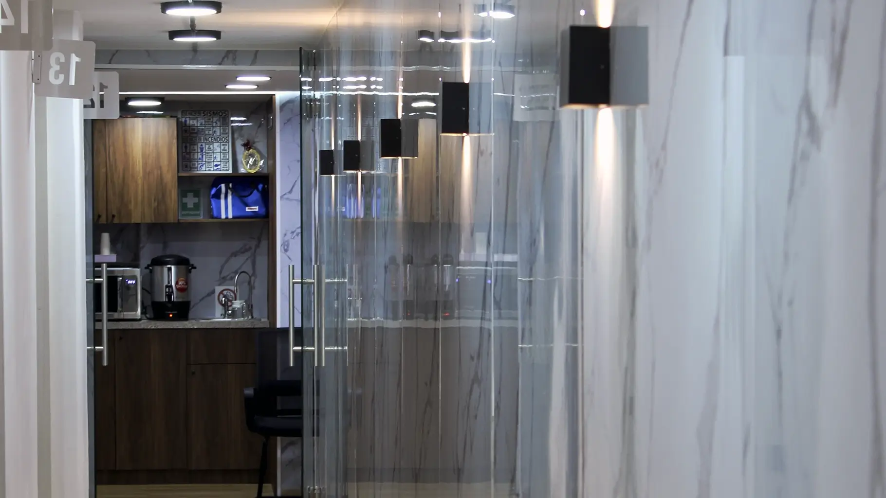 Vista opuesta de un consultorio dermatológico en Consortium Medical Group