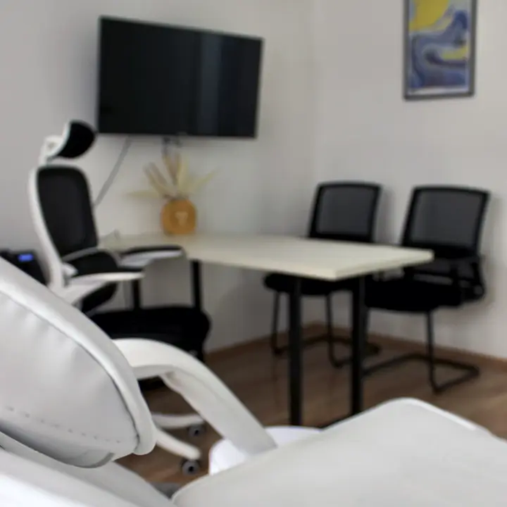 Espacio para doctores con pantalla en Consortium Medical Group